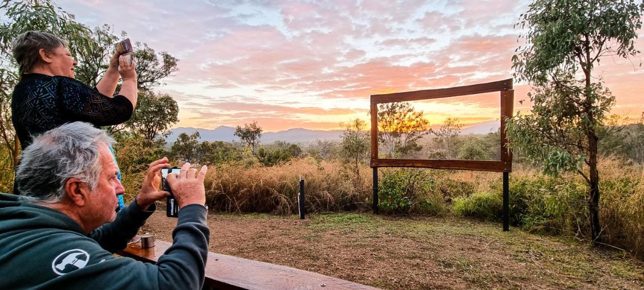 Отель Mt Larcom Tourist Park Mount Larcom Экстерьер фото