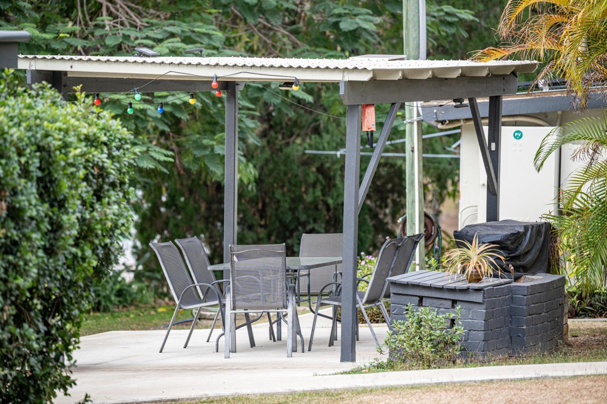 Отель Mt Larcom Tourist Park Mount Larcom Экстерьер фото
